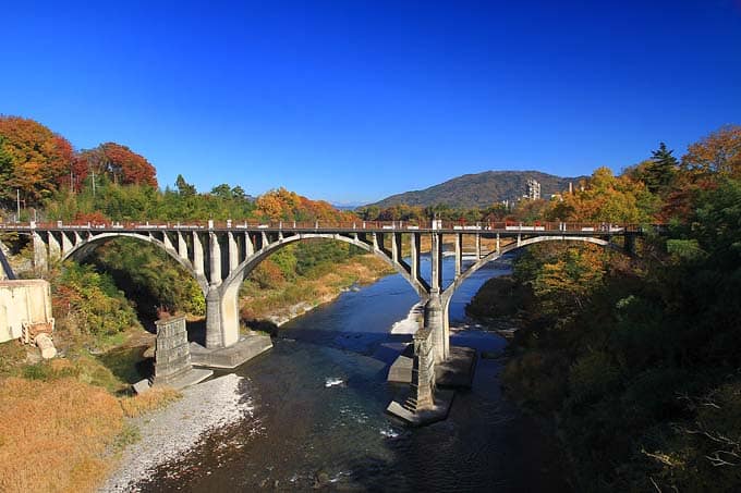 秩父舊秩父橋橫跨荒川的石造拱橋,秋季紅葉景色