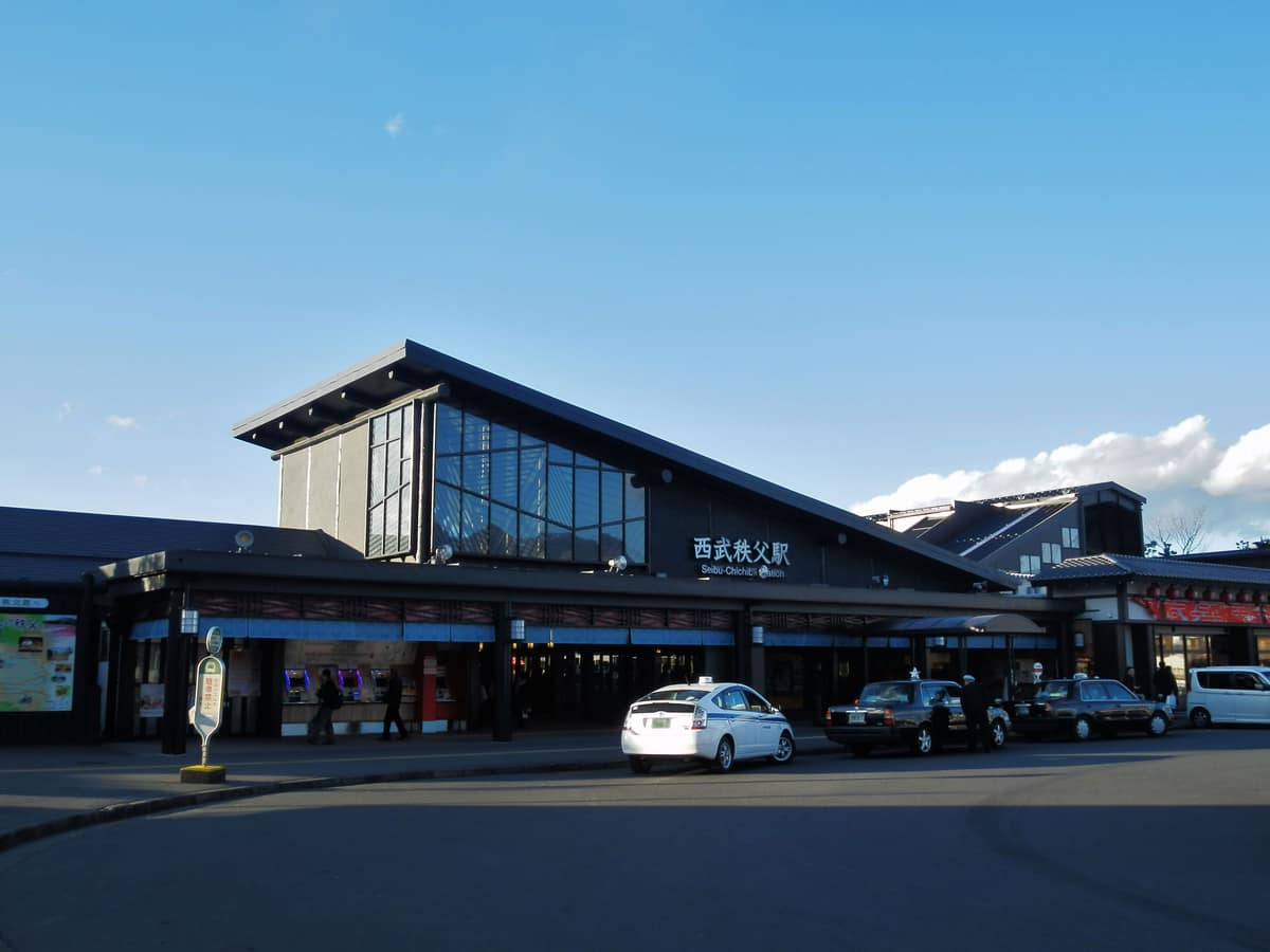西武秩父站外觀,站前廣場停靠計程車