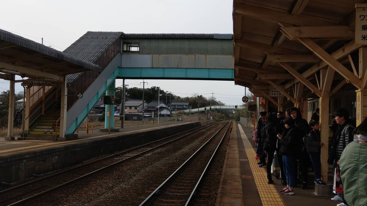 由良站月台與鐵軌,旅客候車,遠方陸橋