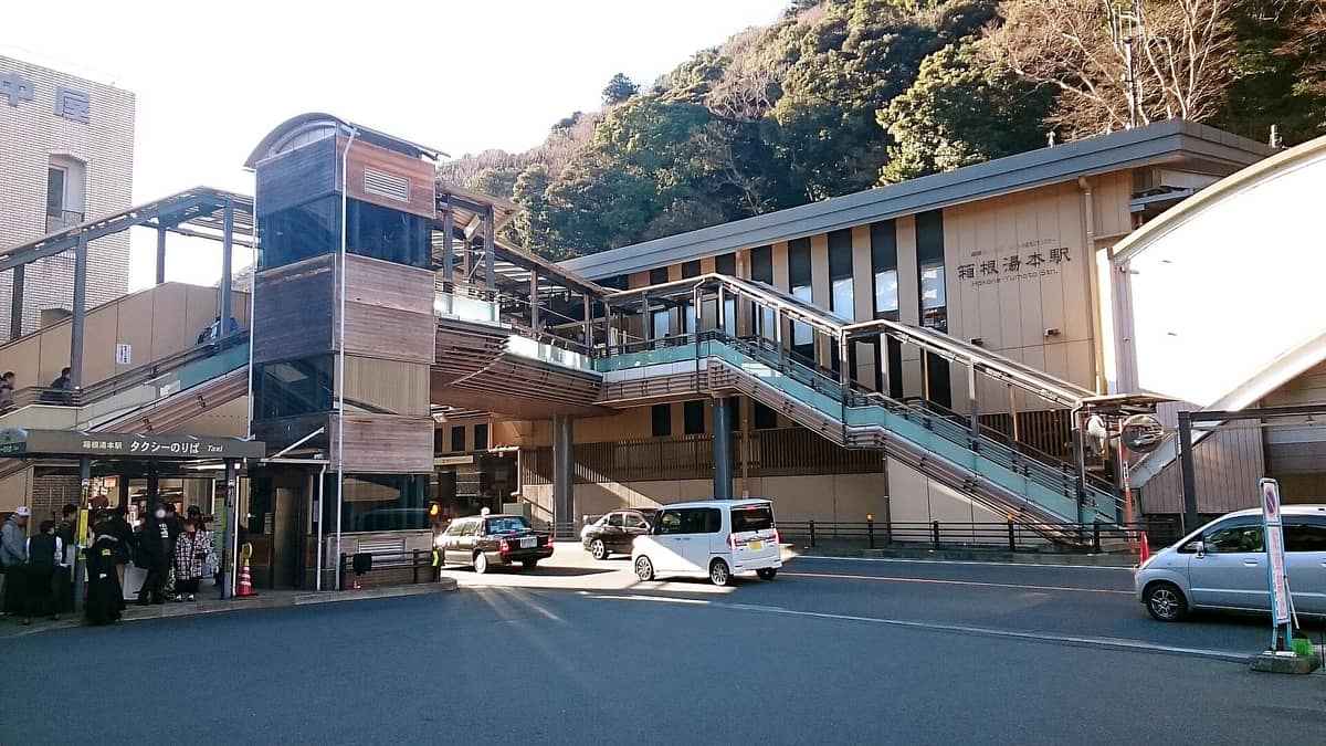 箱根湯本站站體與站前廣場，計程車與接駁車停靠站前