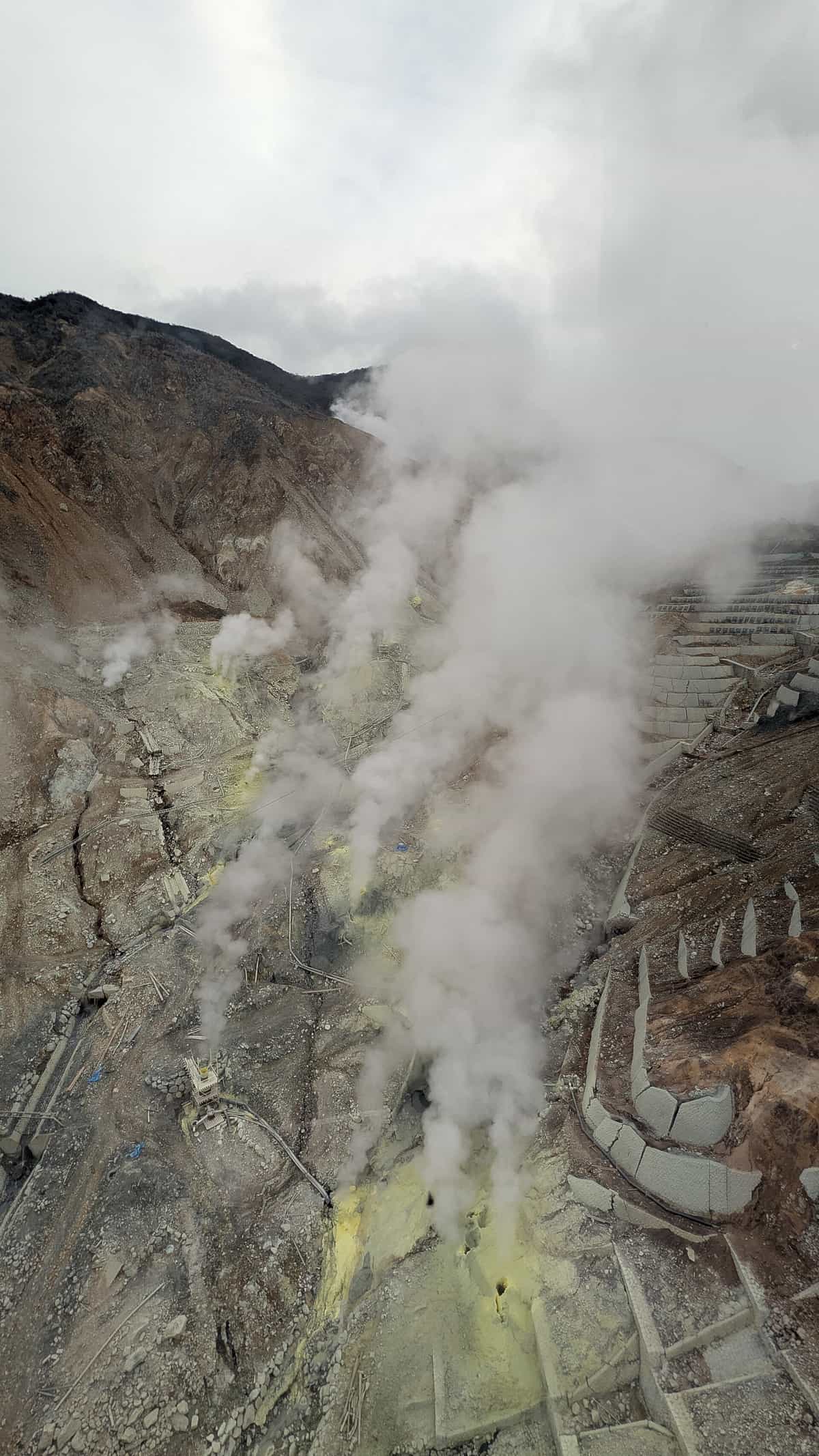 大涌谷火山谷空拍景象，硫磺噴氣柱從山谷地表竄升