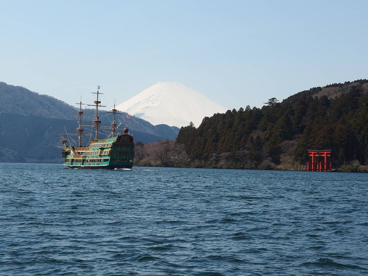 芦ノ湖海賊船遊覧船行駛於湖面，背景可見富士山與紅色鳥居