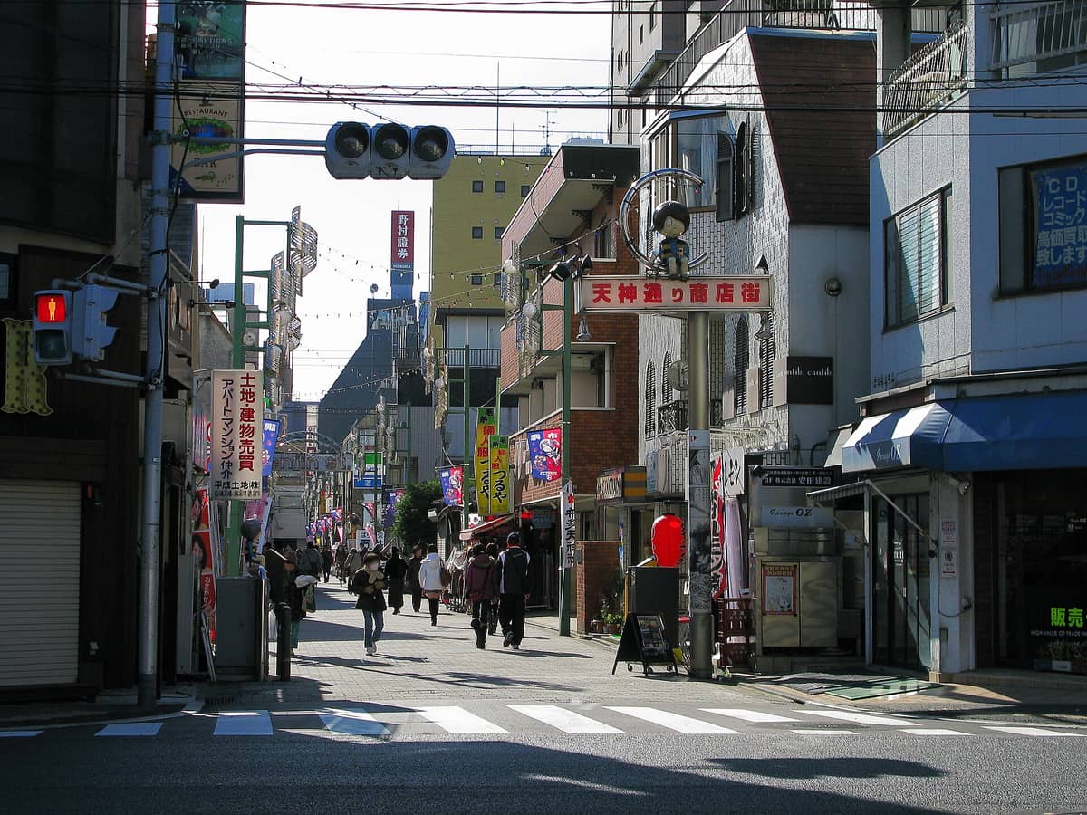 調布市天神通り商店街街景,「天神通り商店街」招牌與街上行人