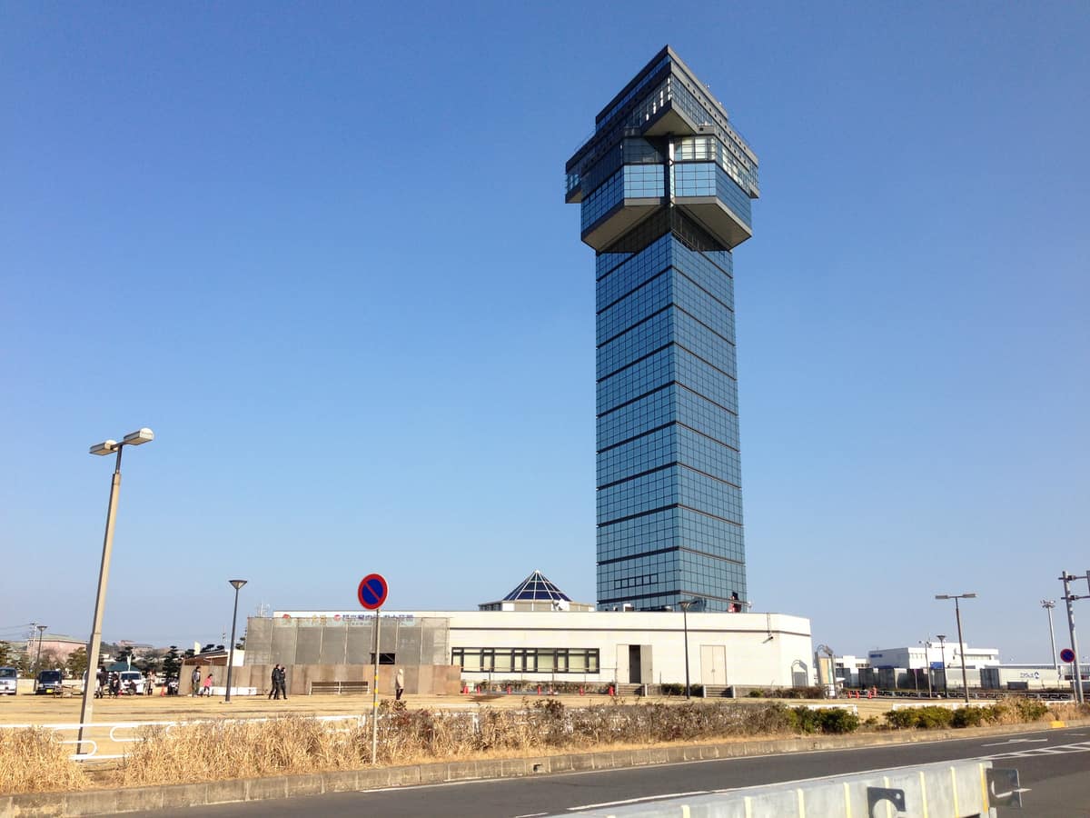 大洗海洋塔外觀,藍色玻璃帷幕高塔矗立晴空下