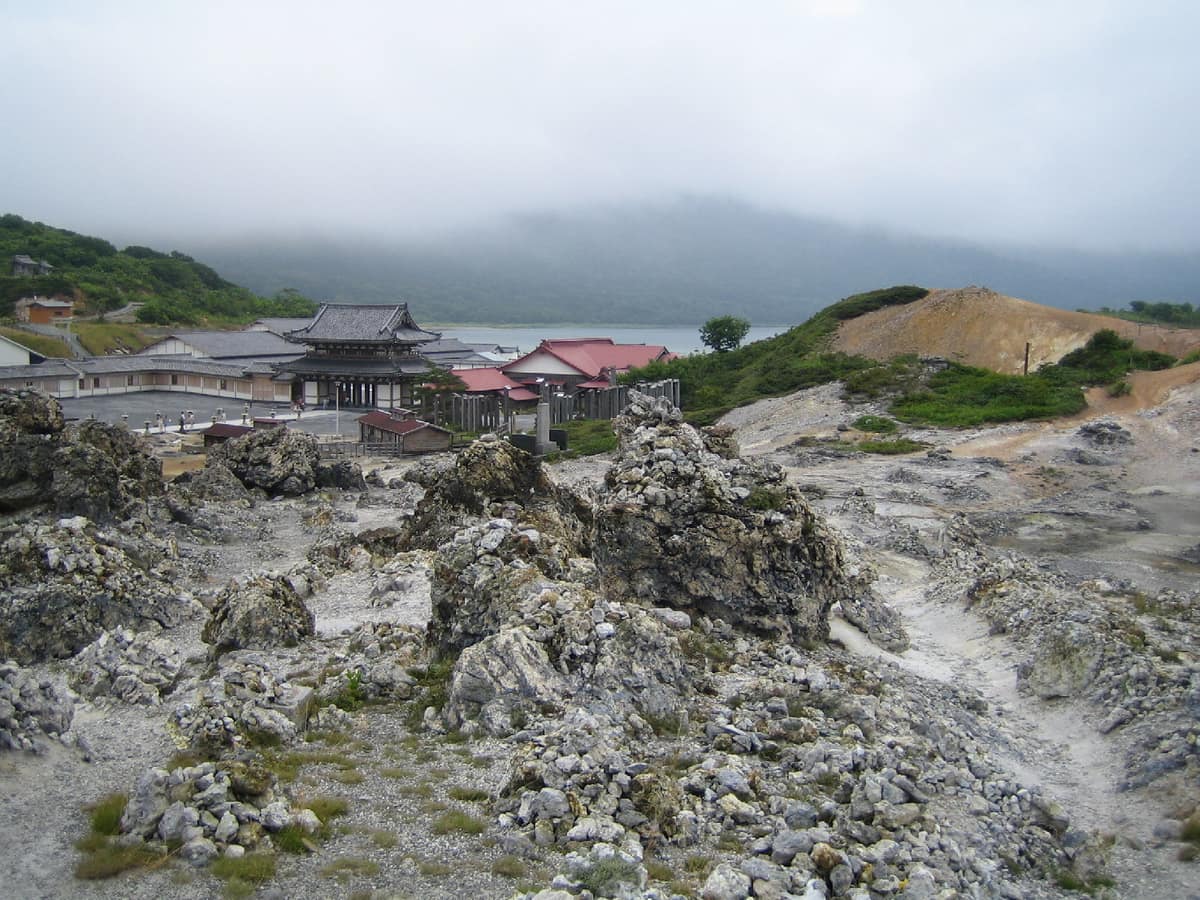 恐山寺院建築與宇曾利湖,硫磺岩地形與雲霧繚繞的山景