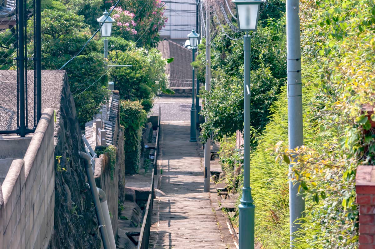 長崎南山手崇福寺坂・哆哆坂石板坡道,兩側綠意與路燈