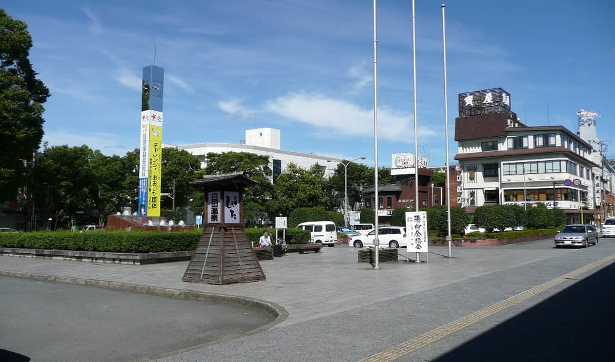 The plaza in front of Hita Station, with station signage and surrounding buildings
