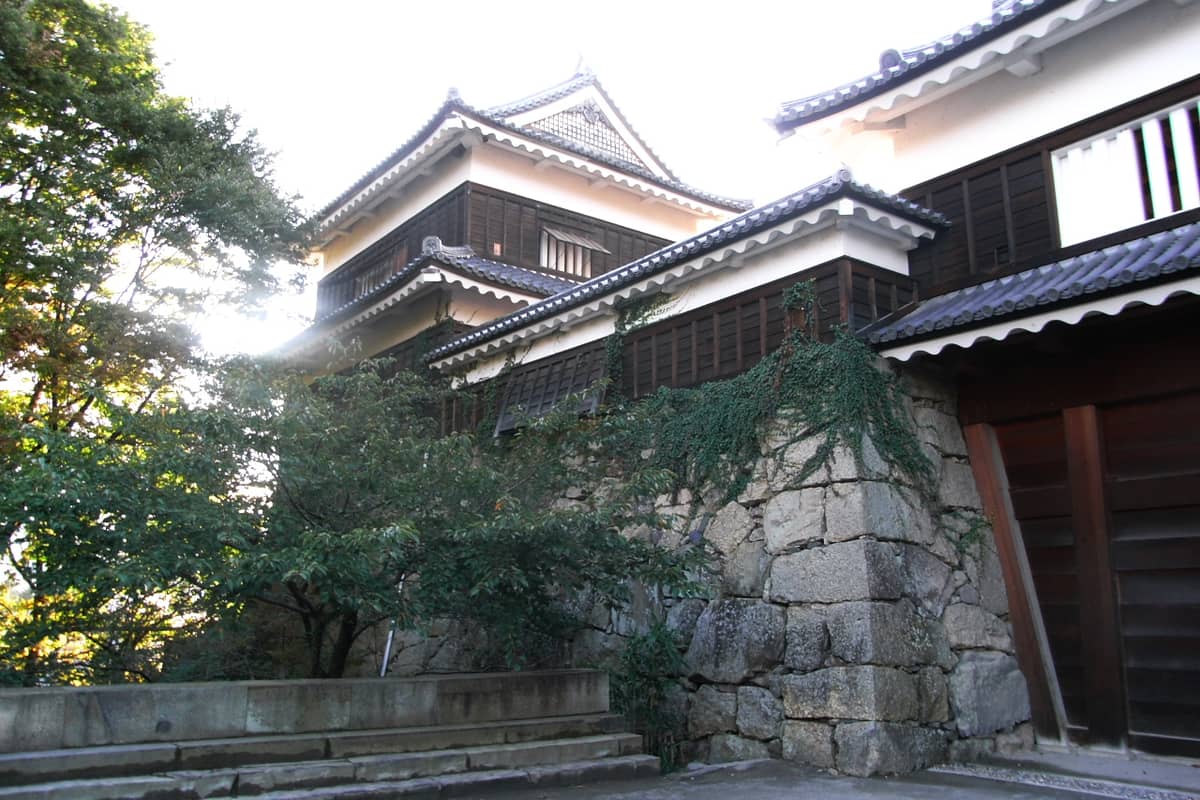 上田城跡東虎口櫓門與石垣,木造望樓與白牆結構