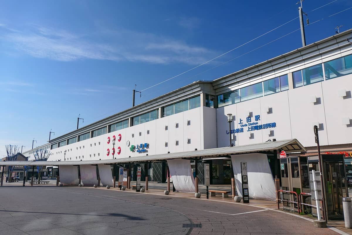 上田站站體外觀,「上田駅 Ueda Station」站名招牌與站前廣場