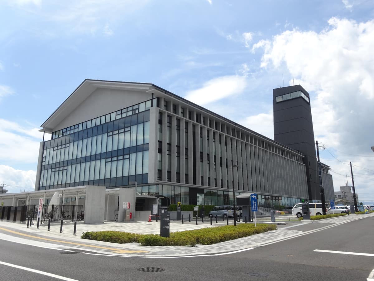 須賀川市役所現代建築外觀,玻璃帷幕與展望塔