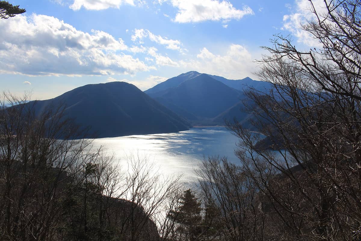 山梨縣山間湖泊景色,群山環抱、湖面反射天光