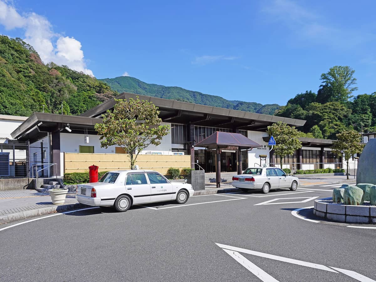 身延站站體外觀,計程車停靠站前、背景群山環繞