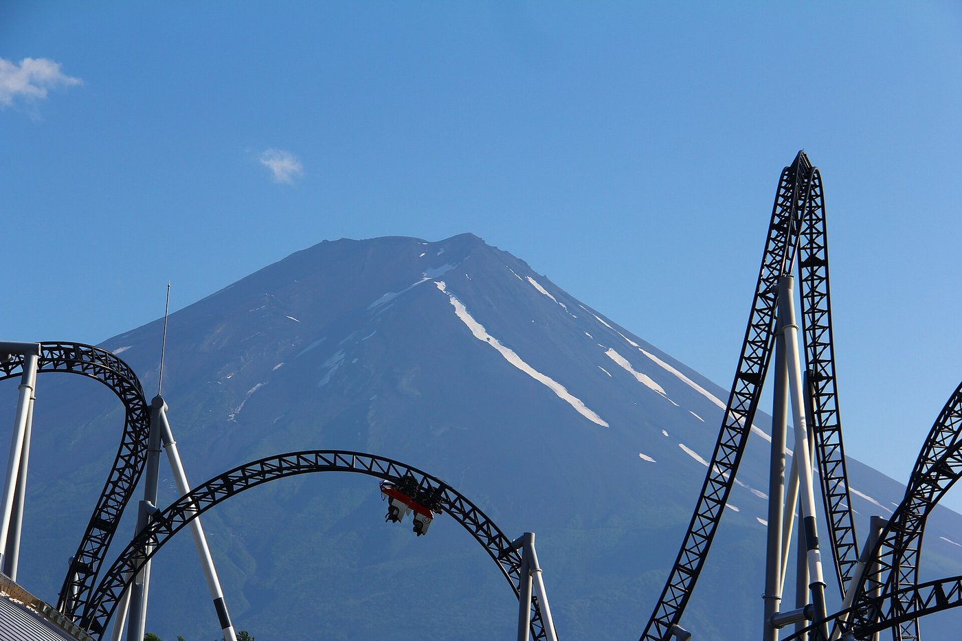 富士急樂園（富士急ハイランド）園內 FUJIYAMA 過山車以富士山為背景（位置示意）