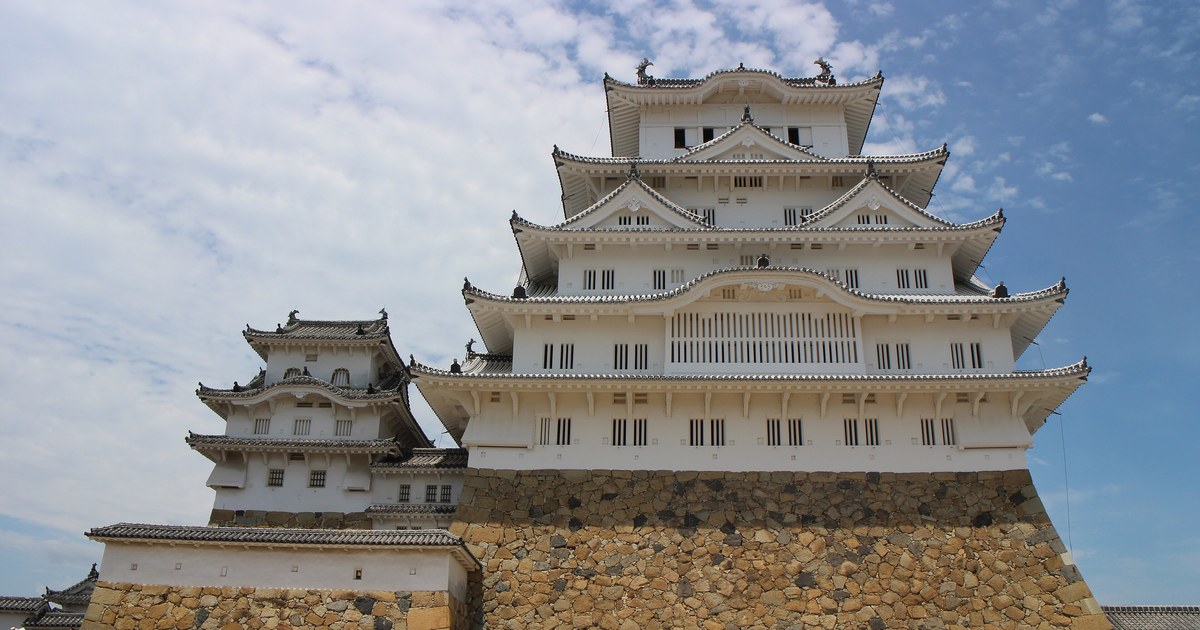 The white main keep of Himeji Castle with its connected smaller keeps