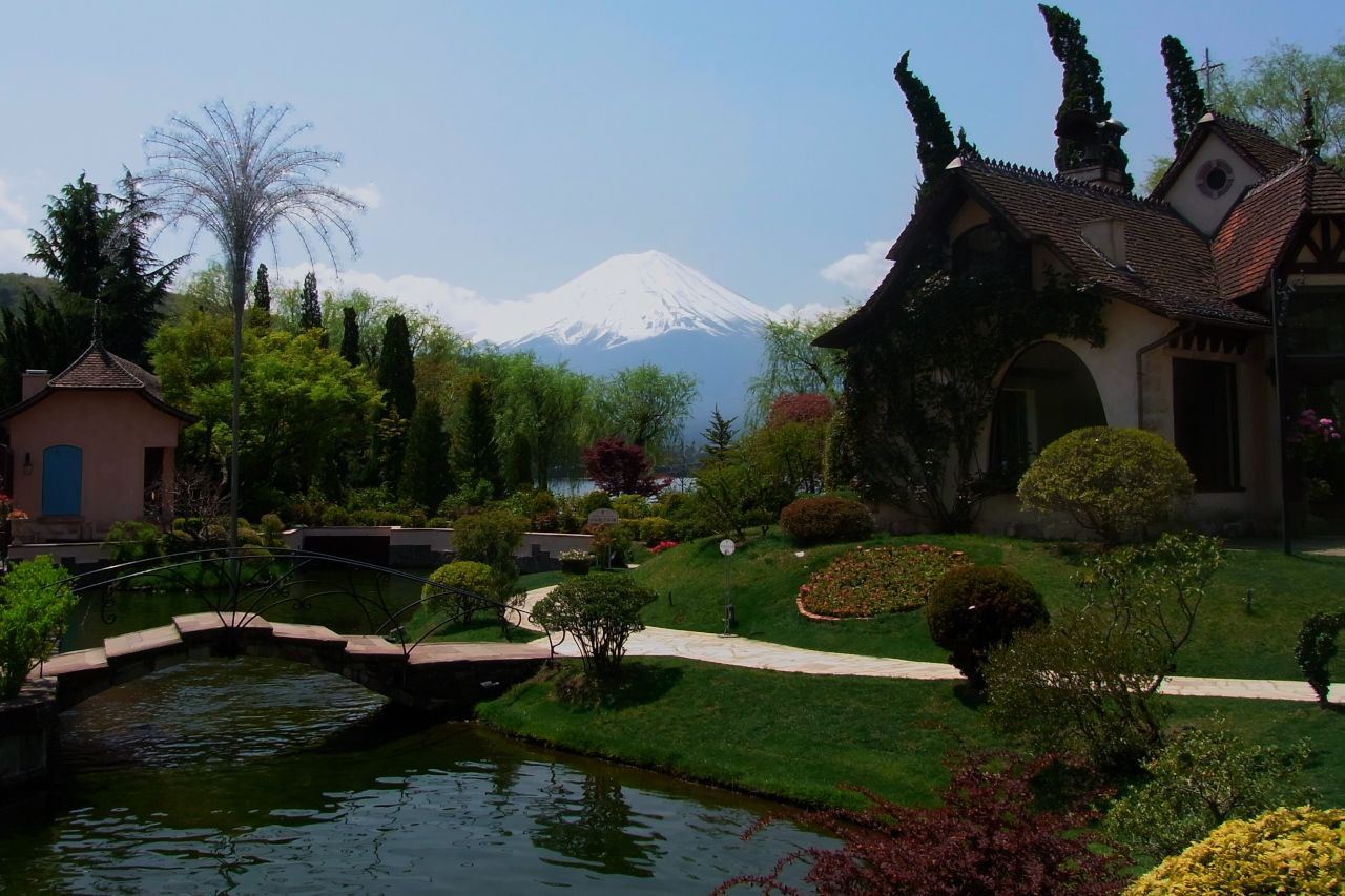 河口湖音樂盒之森美術館歐風建築、玫瑰庭園與遠方富士山（位置示意）
