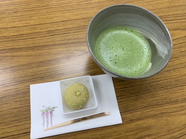 京都茶碗中的薄茶與茶筅近拍