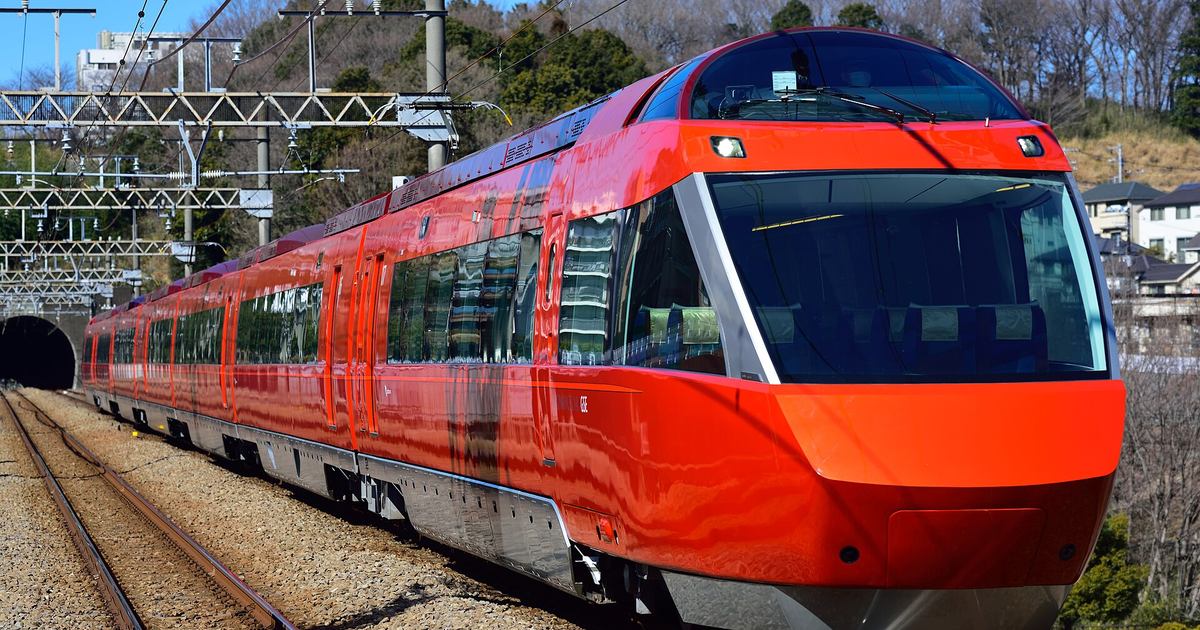 紅色的小田急浪漫特快 GSE（70000 形）車頭特寫：駕駛室在車頂的弧形小窗裡，下方整片前窗後面就是空著的展望席座椅