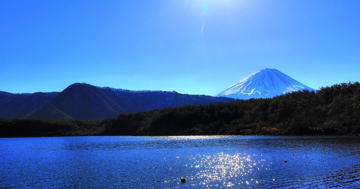1 月晴天的西湖:深藍色湖面閃著陽光,對岸是深綠的樹林與山稜,右後方是山頂積雪的富士山