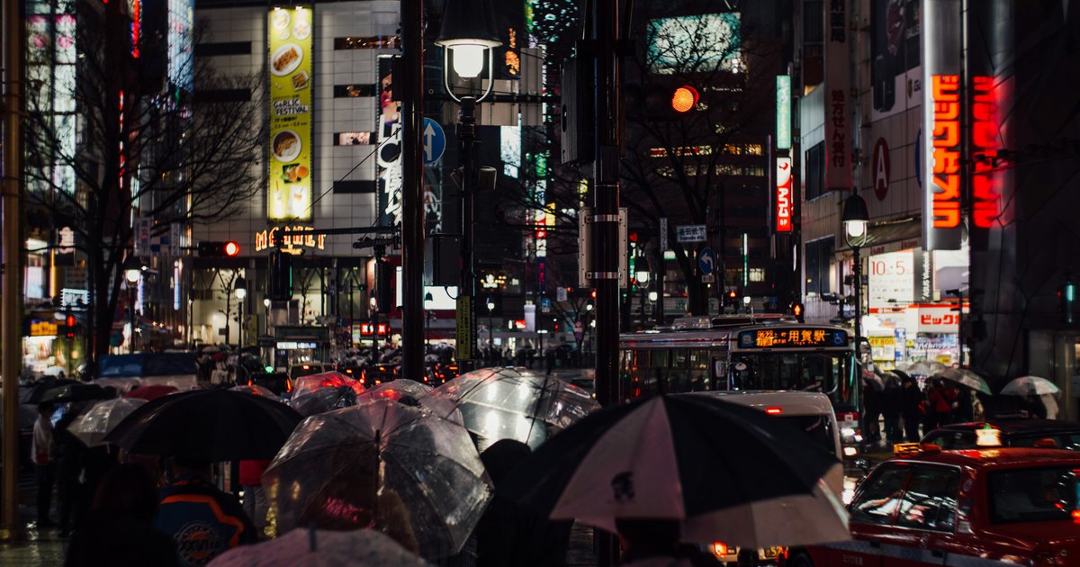 雨中的東京街頭——濕漉漉的路面與霓虹反射
