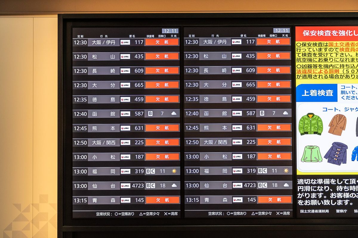 A smartphone screen showing a Japanese domestic flight status search with status markers beside listed flights