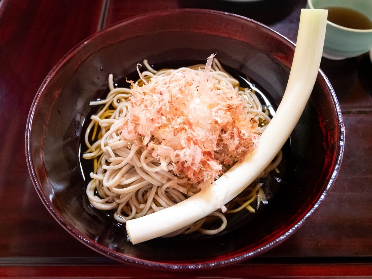 大內宿名物蔥蕎麥麵，碗裡插著一整根長蔥當筷子