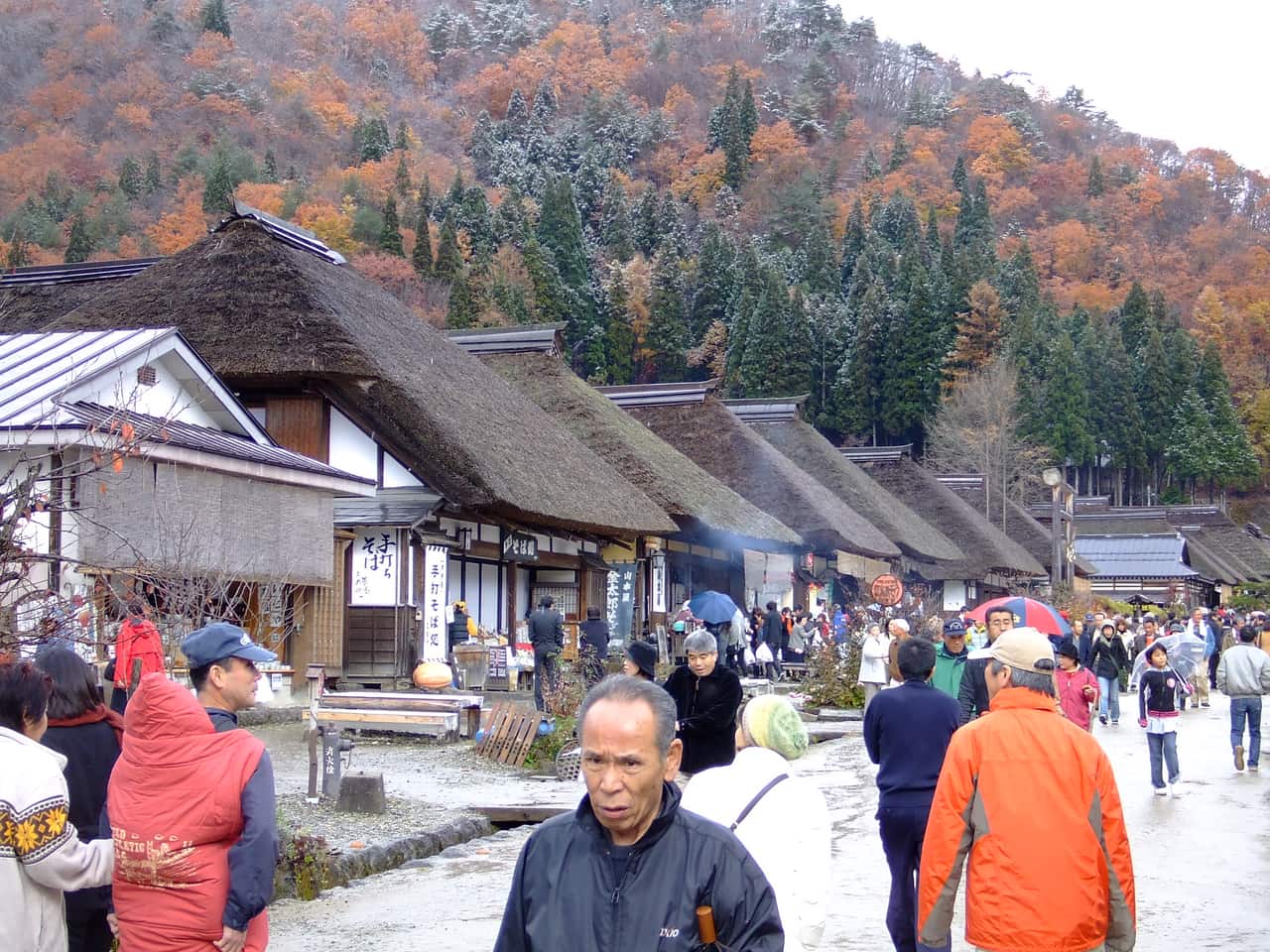 大內宿江戶時代茅葺屋頂老街，兩排茅葺民家夾著一條土路