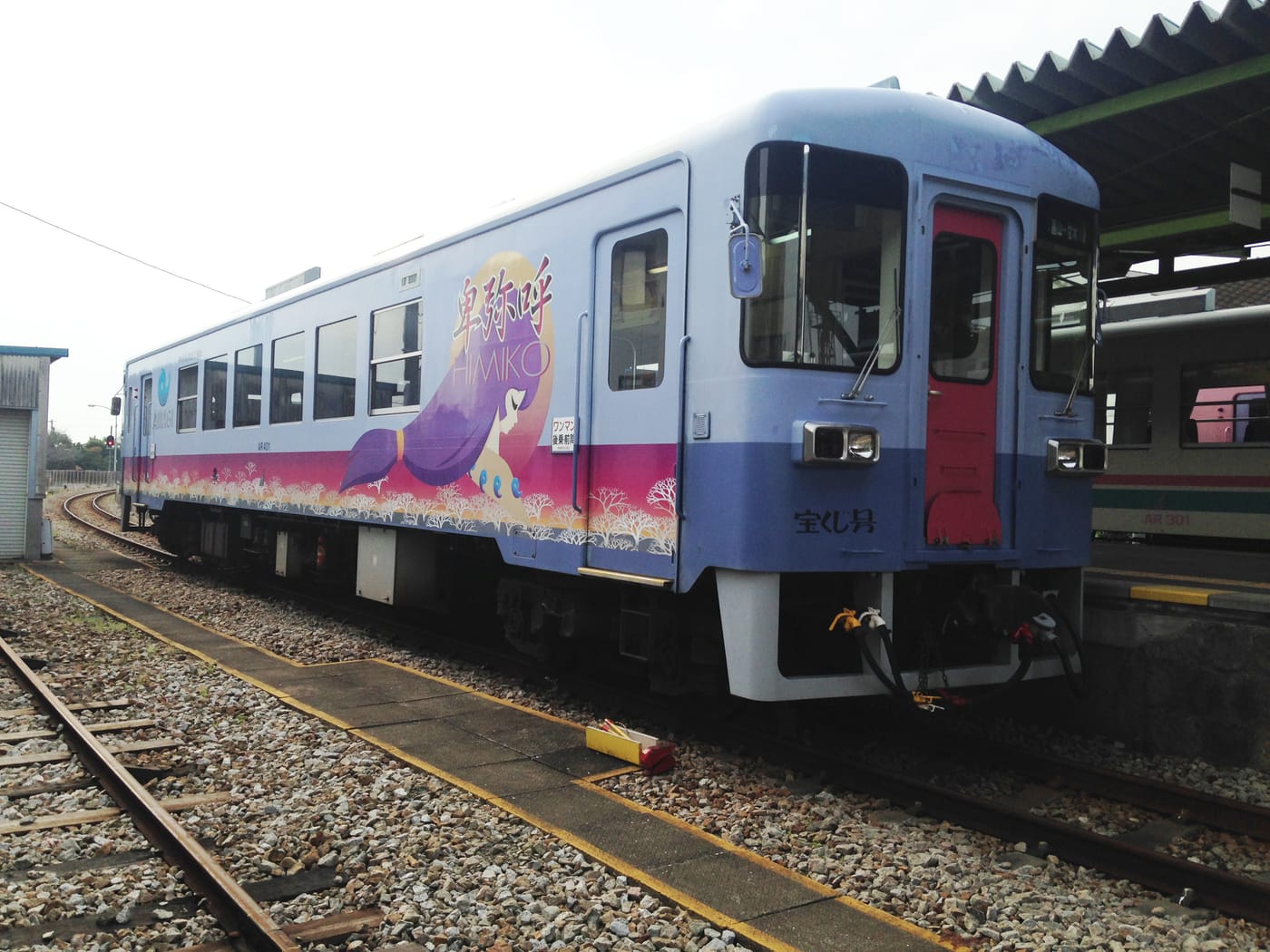 Amagi Railway's Himiko-liveried single-car train at Amagi Station