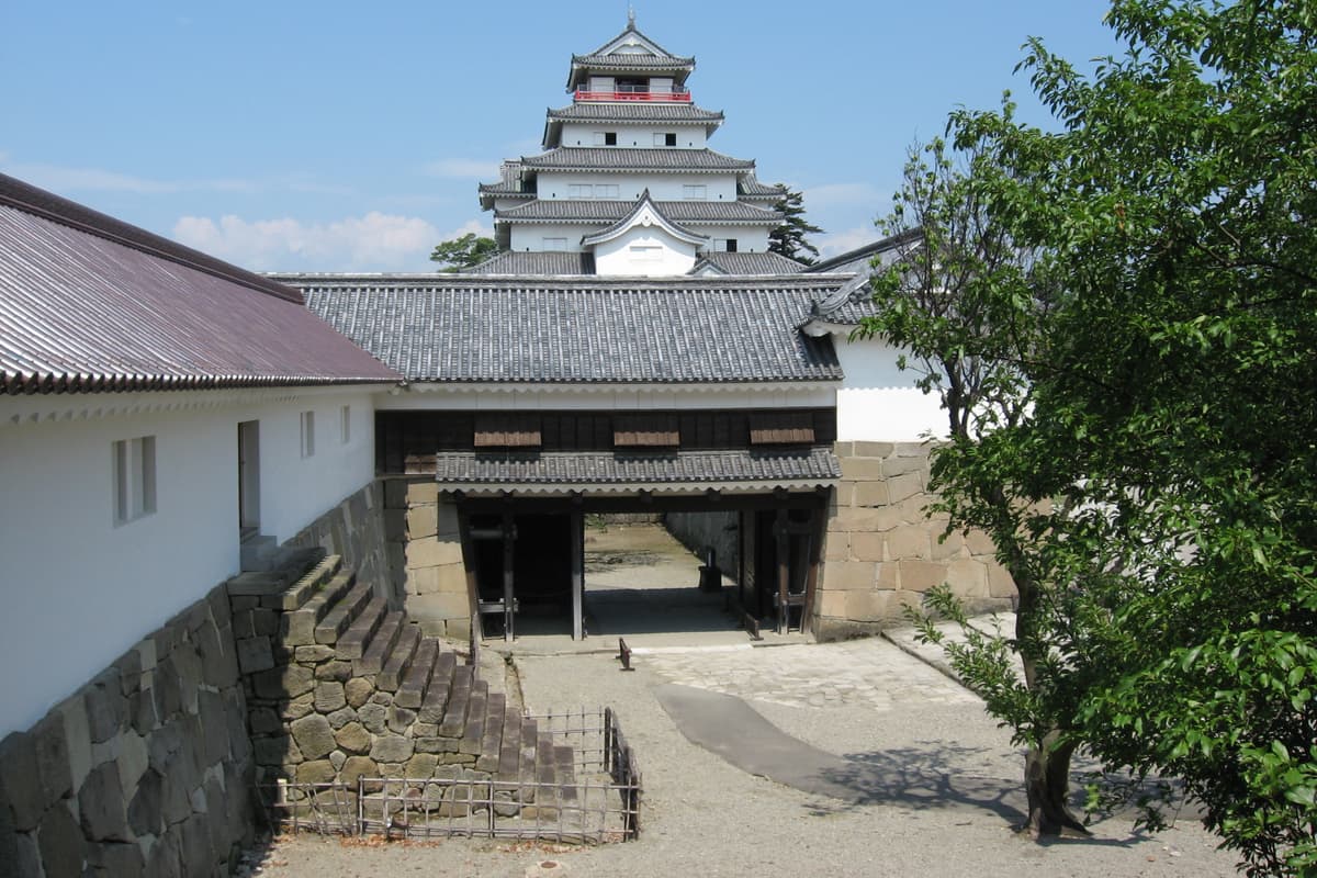 會津若松市實景照（Σ64 / CC BY-SA 3.0 / Wikimedia Commons）