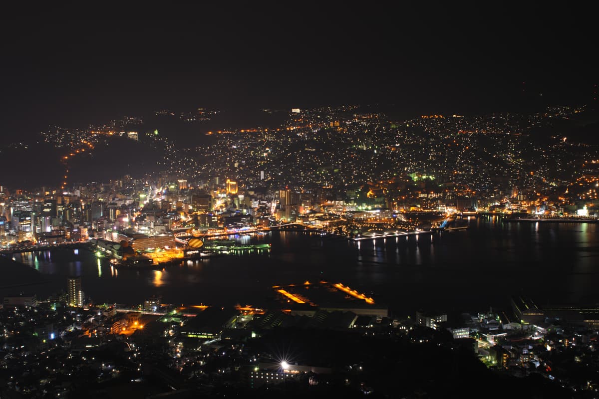 長崎市實景照（Konstantin Leonov / CC BY 2.0 / Wikimedia Commons）