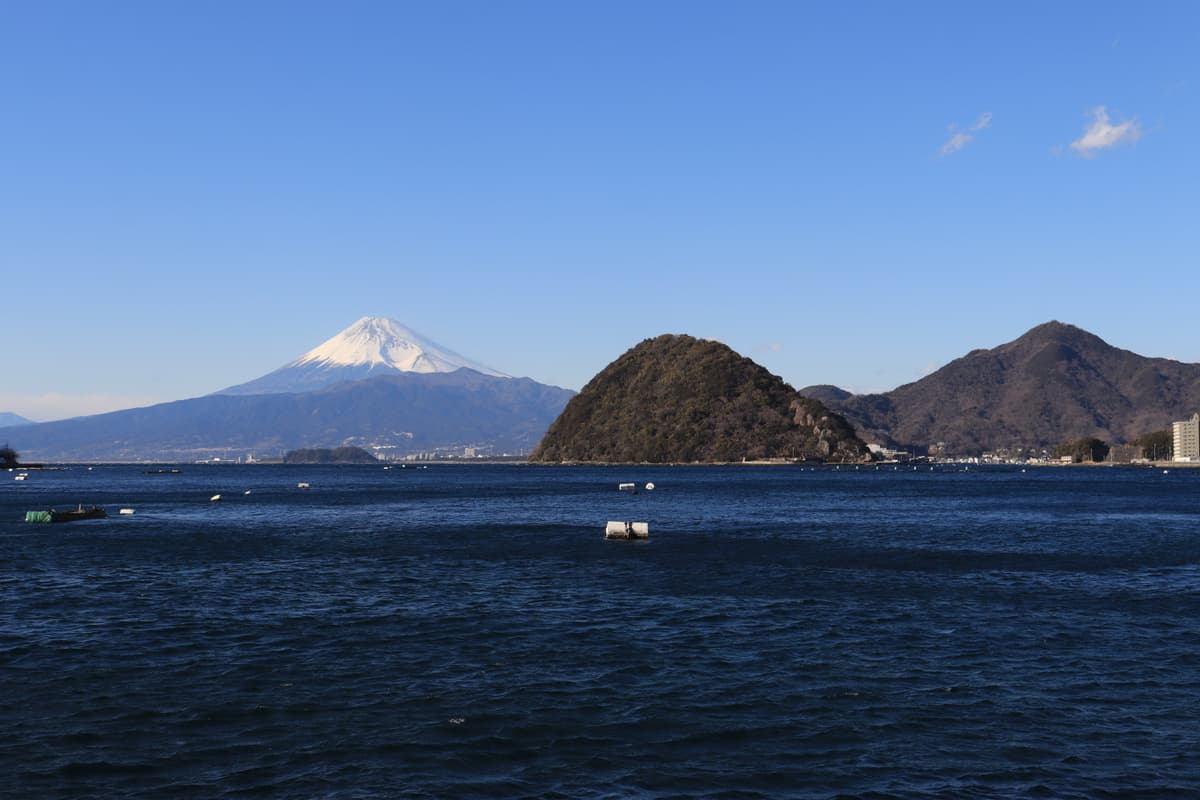 沼津港 / 內浦實景照（Alpsdake / CC BY-SA 4.0 / Wikimedia Commons）