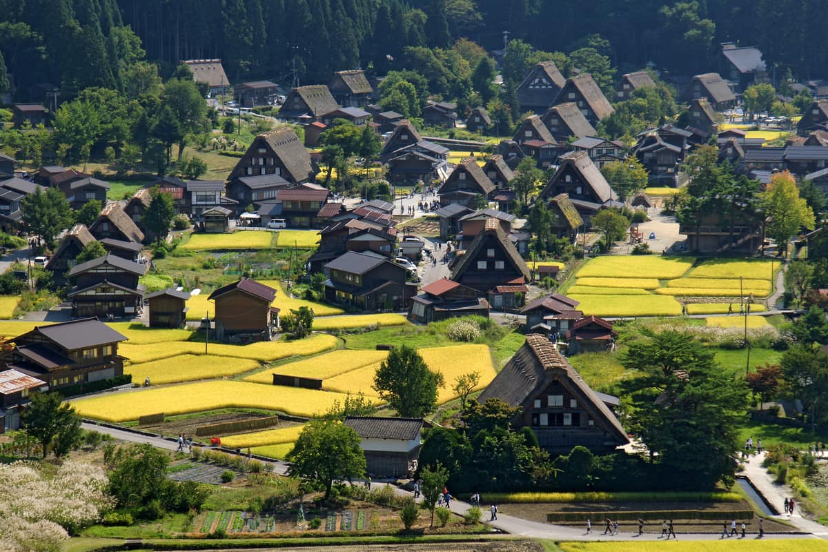 白川村實景照(663highland / CC BY 2.5 / Wikimedia Commons)
