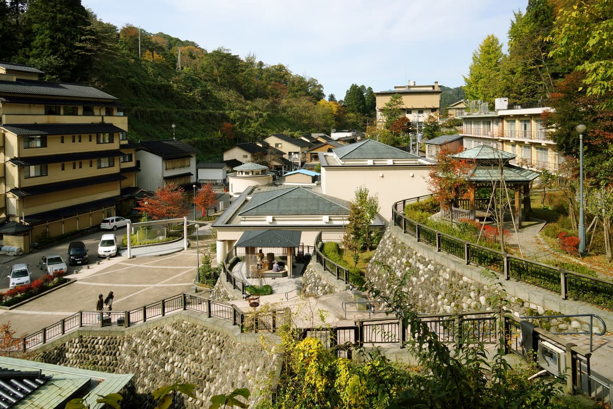 湯涌溫泉實景照（663highland / CC BY 2.5 / Wikimedia Commons）