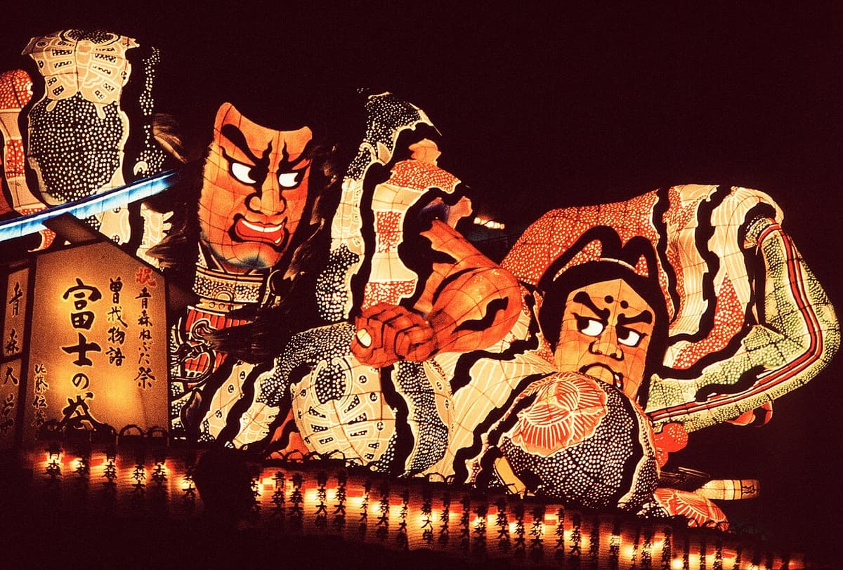 青森睡魔祭夜間遊行的巨型武者燈籠