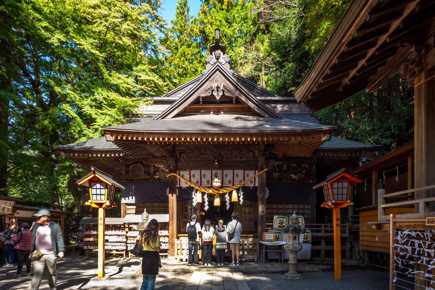 新倉富士淺間神社社殿外觀與參拜人潮