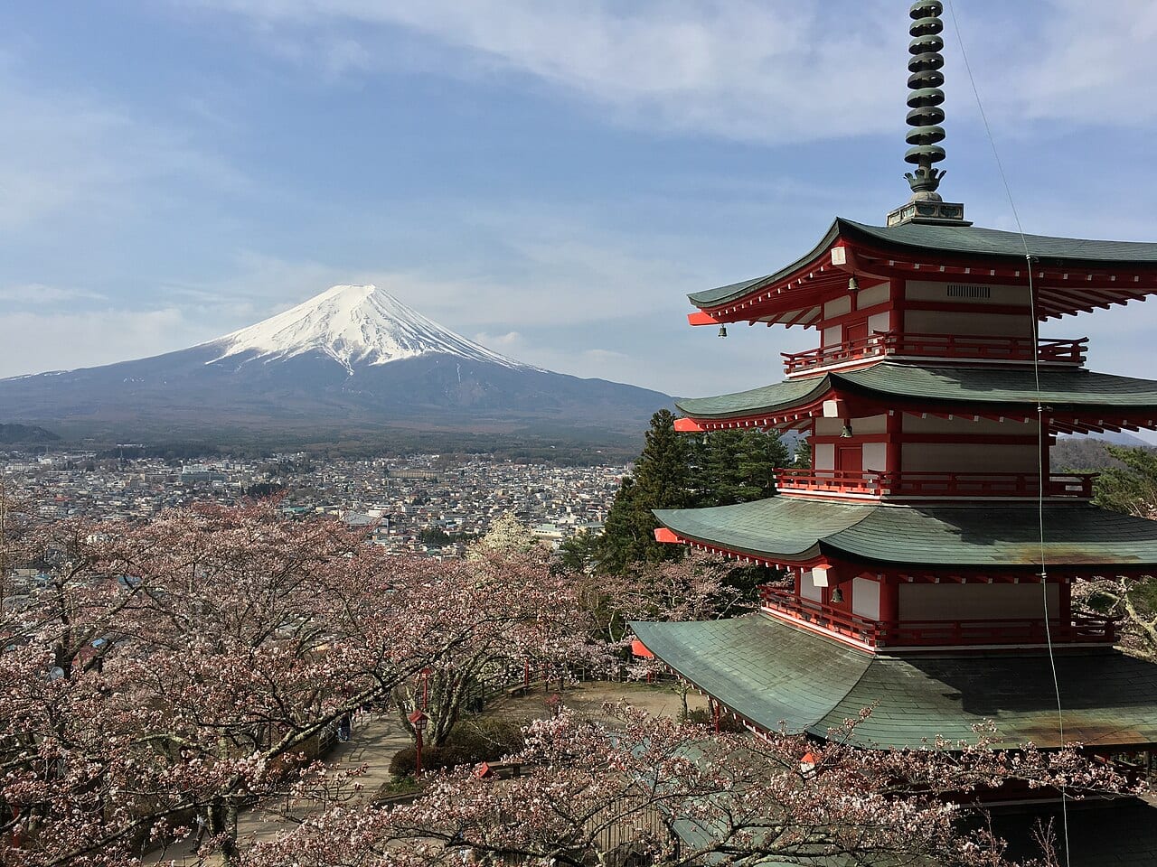 新倉山淺間公園忠靈塔、櫻花與富士山三合一構圖