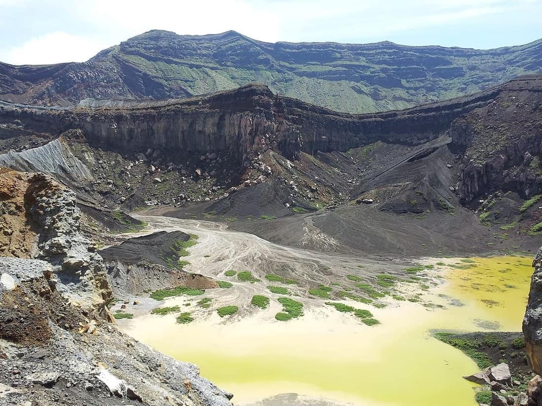 阿蘇中岳火口冒著白煙的火山口