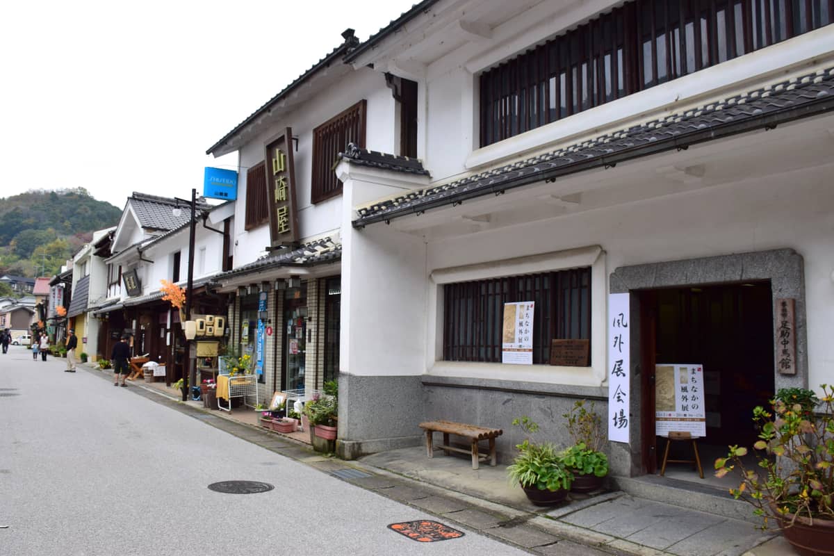 Asuke old town street view: white-walled storehouses and wooden merchant townhouses line the old Iida Kaido road