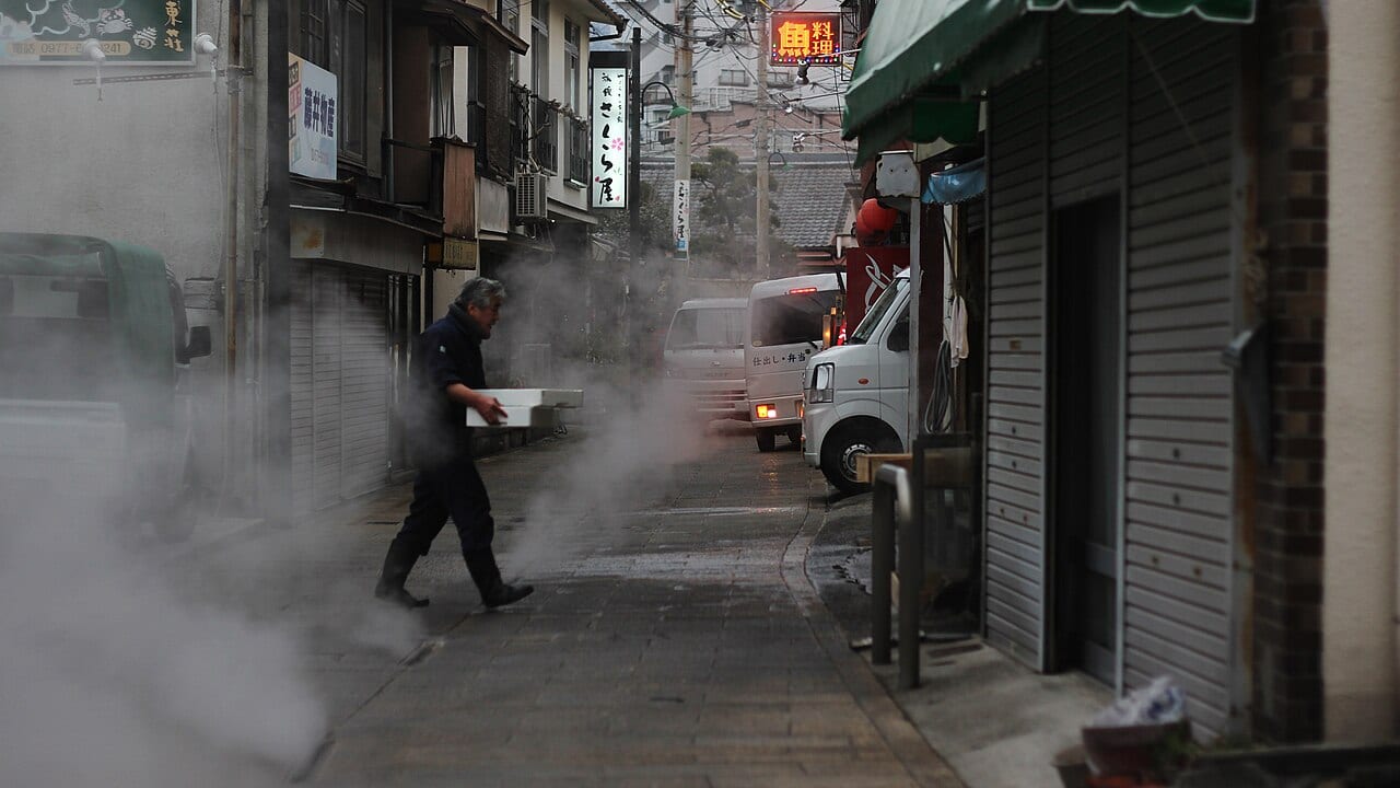 別府市區到處冒出的溫泉蒸氣與依山而建的街景