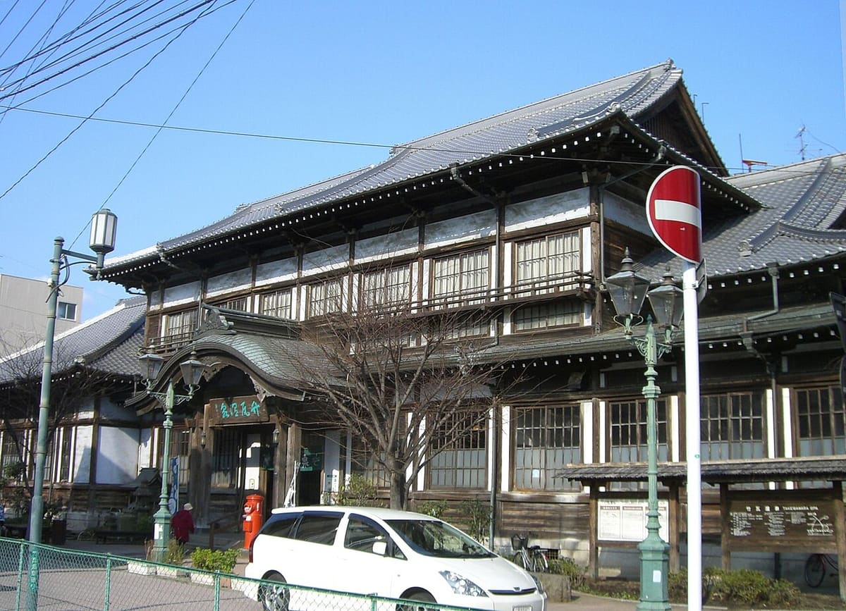 別府竹瓦溫泉的唐破風木造建築外觀