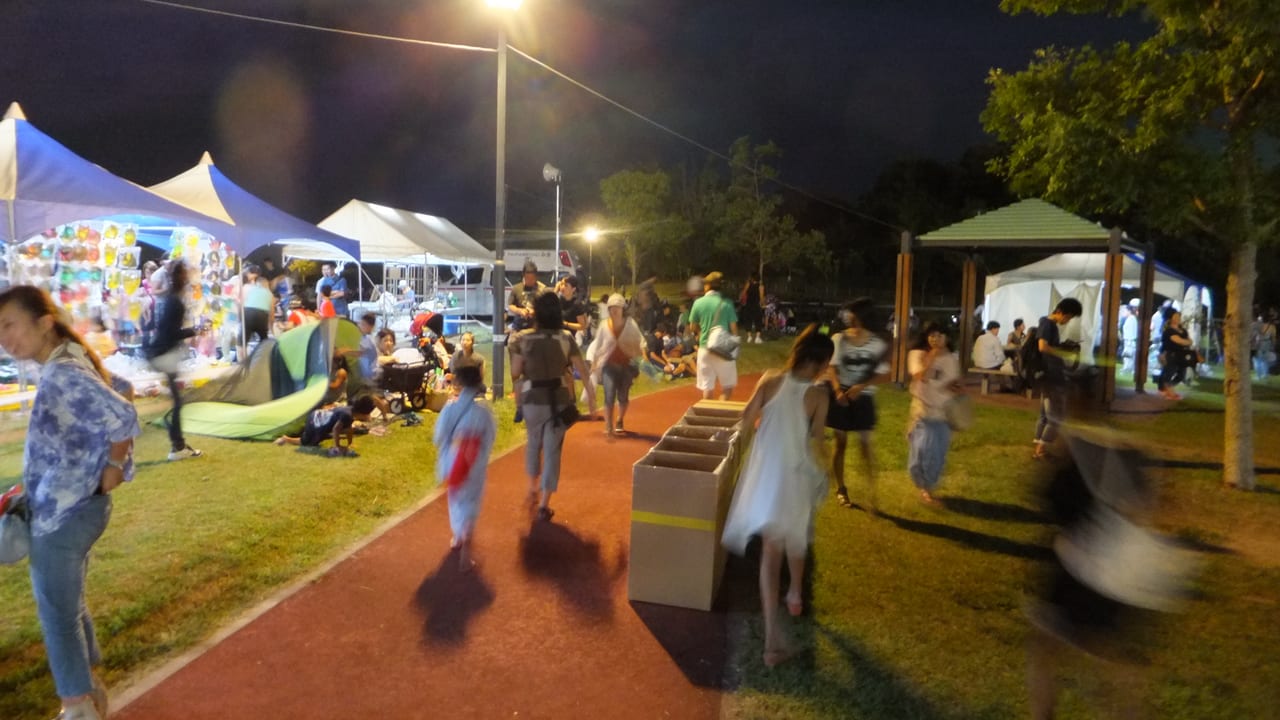日本夏季花火大會的夜空煙火,7 至 8 月夏祭的代表景象