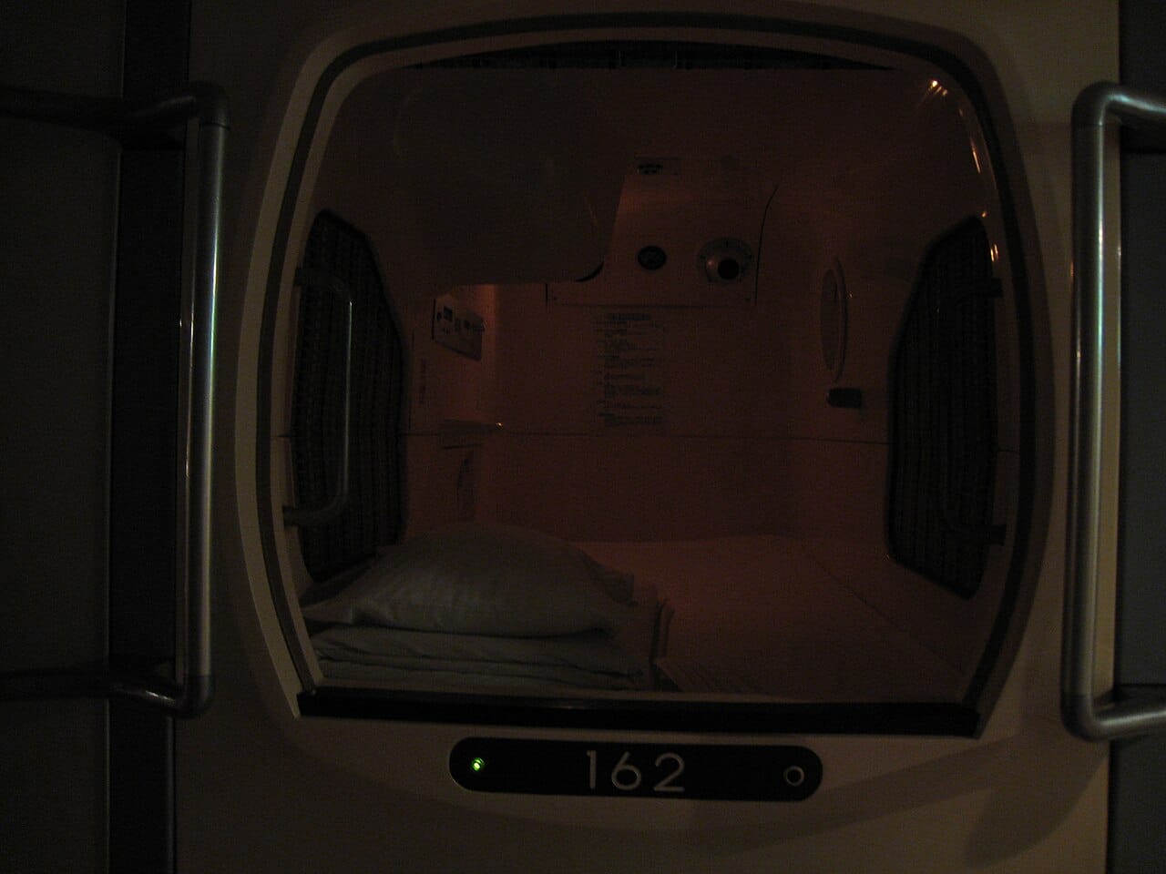 日本膠囊旅館的睡眠艙,一晚約 ¥2,500–4,000,是省錢住宿的代表