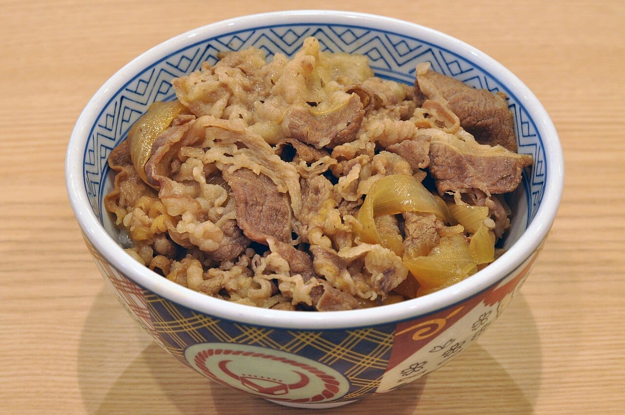 日本牛丼連鎖店的牛丼,一碗約 ¥400–600,是省錢旅客最划算的熱食正餐