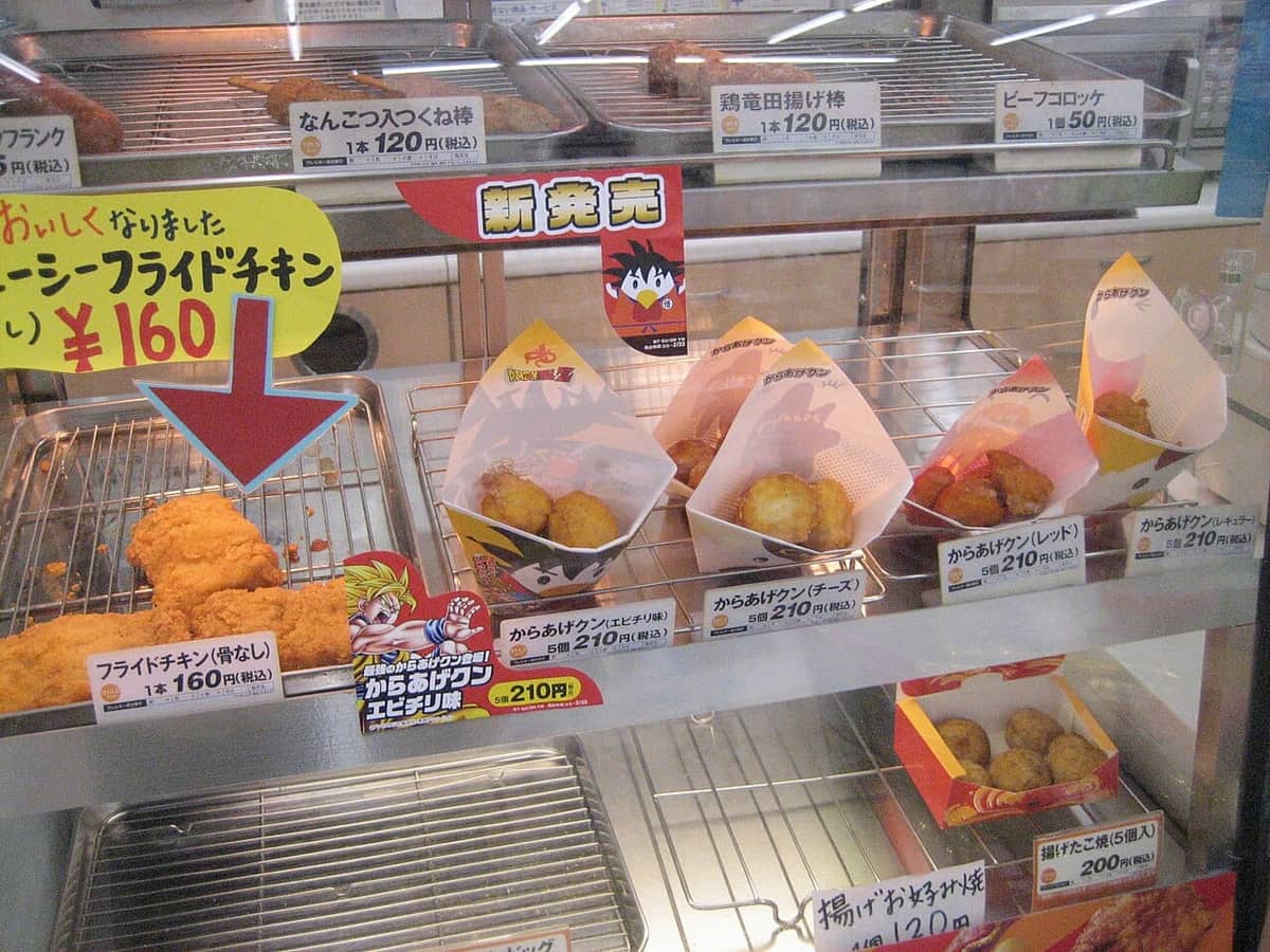 日本便利商店的便當、御飯糰與熟食陳列,是省錢自由行最划算的一餐來源
