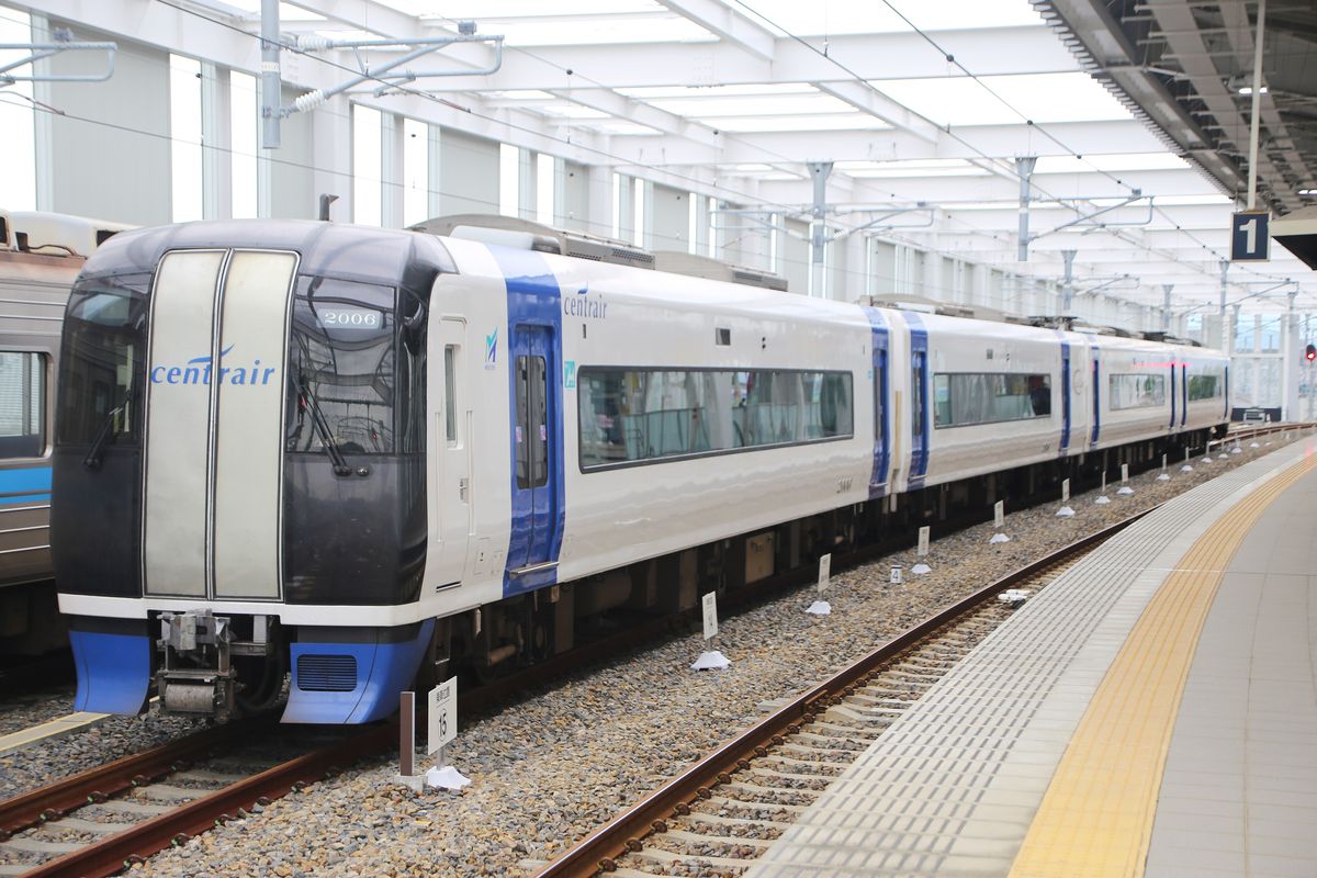 停在月台邊的名鐵 μSKY 2000 系列車:白色車身配藍色車門,車頭銀色中央寫著「centrair」,車窗上方號碼牌是 2006