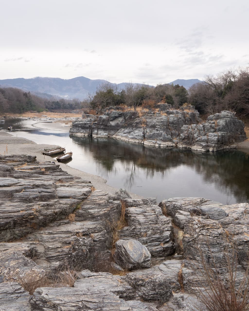 長瀞荒川的峽谷與清澈河水，兩岸是岩壁
