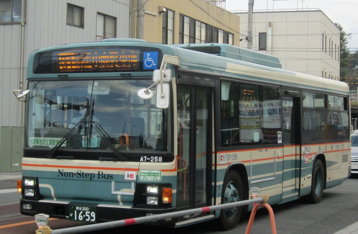 2020 年 11 月行駛在秩父市區的西武觀光巴士路線車:藍綠色與米色車身、橘色腰線,車頭寫著 Non-Step Bus 與車號 A7-258,上方的橘色 LED 行先顯示因為拍攝掃描而看不清楚