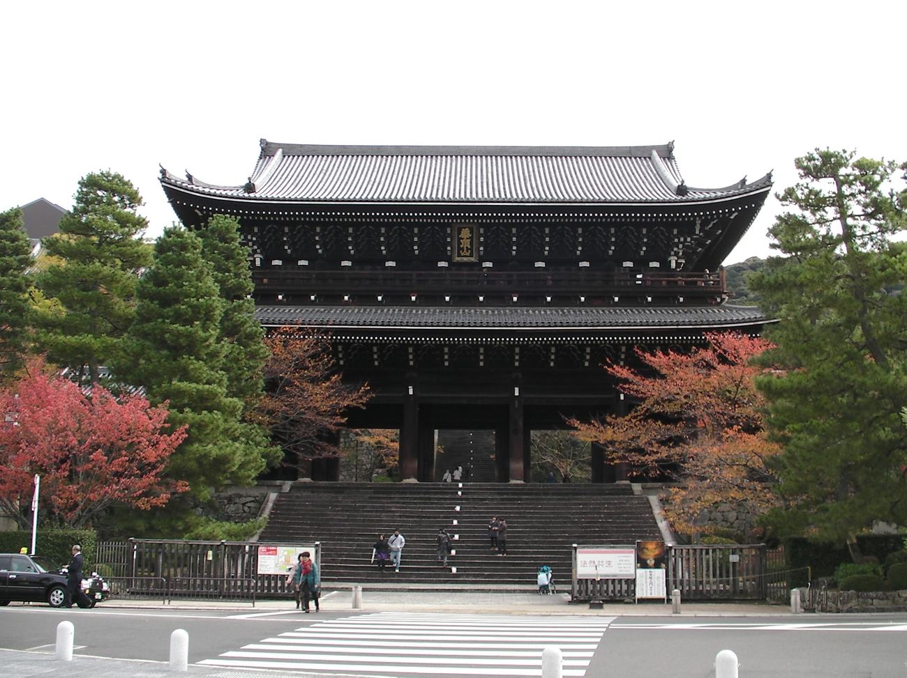 The two-storey wooden Sanmon gate of Chion-in seen head-on, with a broad flight of stone steps leading up through it