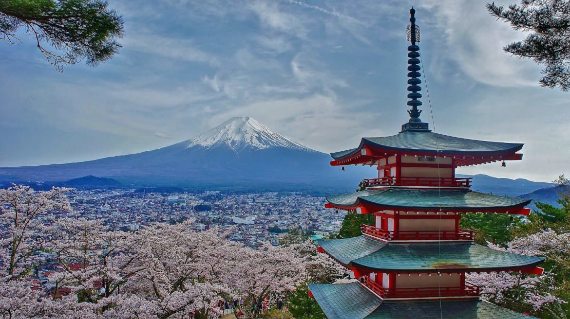 新倉山淺間公園忠靈塔、富士山與櫻花，日本最經典的明信片構圖