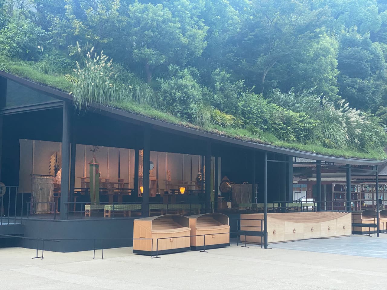 太宰府天滿宮仮殿，屋頂種滿綠色植物的現代建築