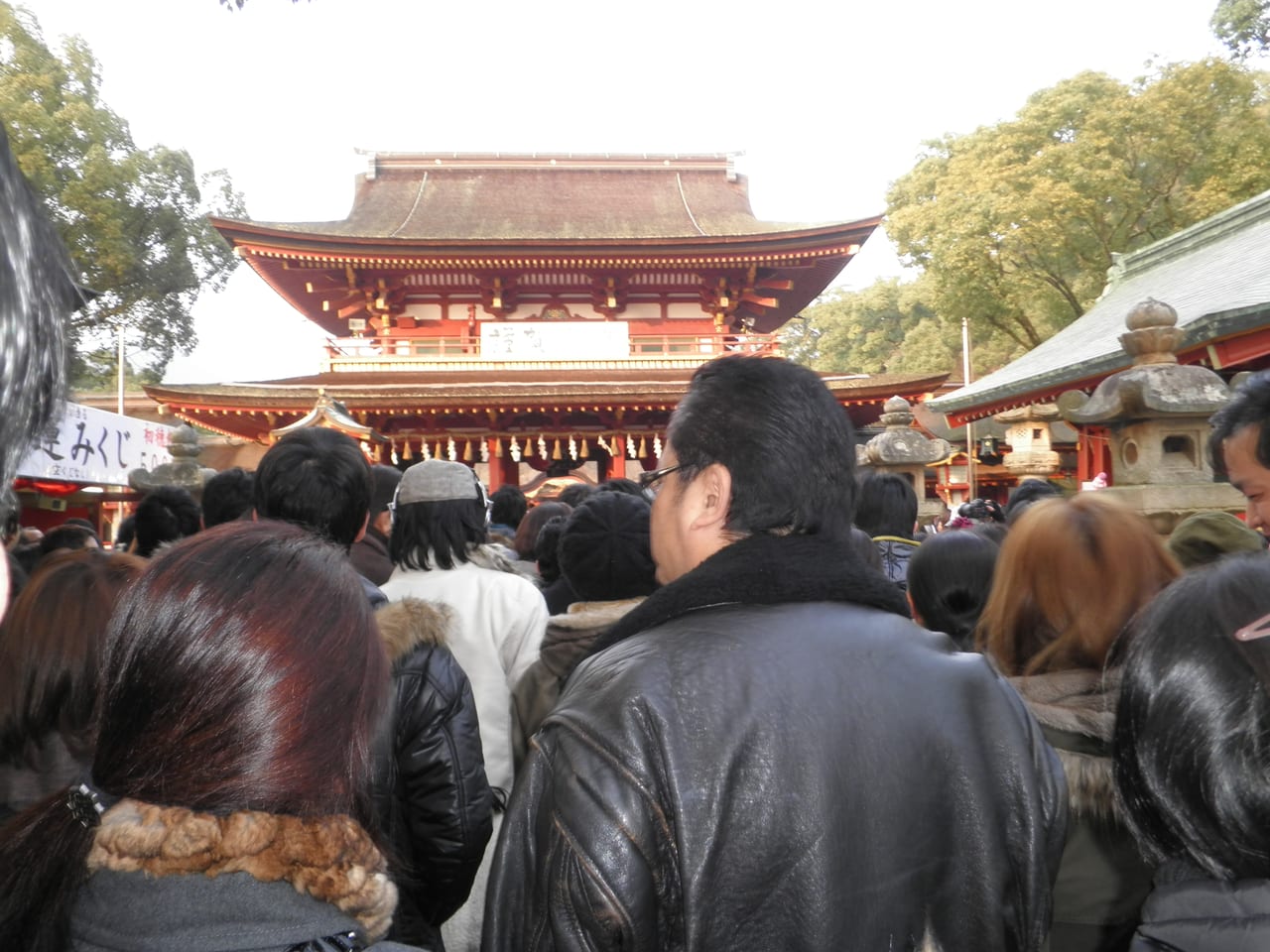 太宰府天滿宮朱紅色樓門與參拜人潮